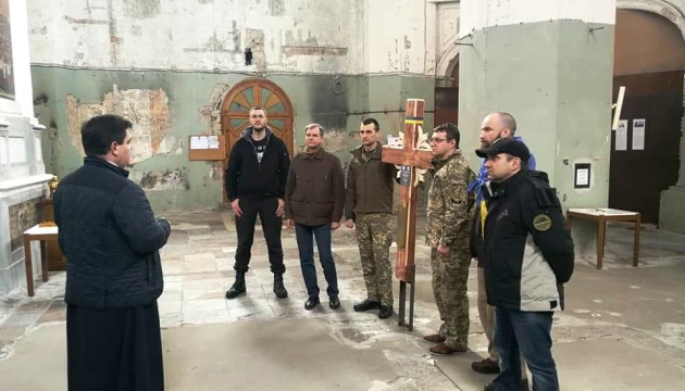 Українські воїни освятили у Вільнюсі хрест подяки для литовської Гори хрестів