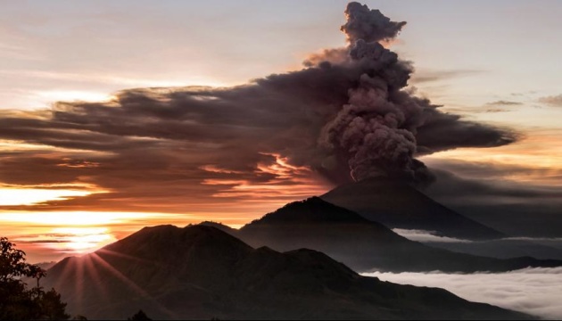 На Балі вулкан Агунг “виплюнув” потужний стовп попелу