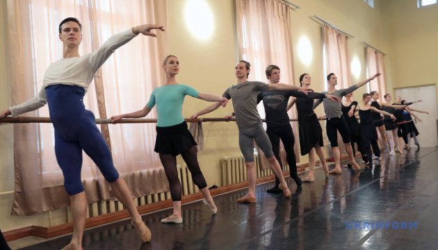 Танцюють всі: зірки французького балету дали майстер-клас онлайн