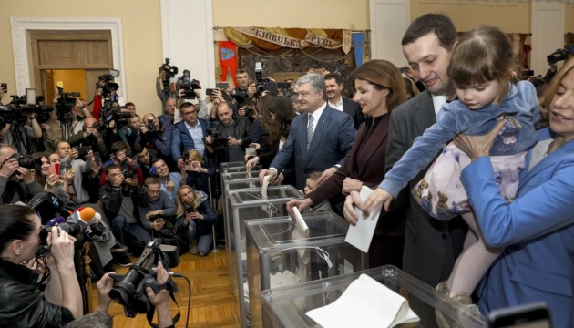 President Poroshenko votes in elections. Photos, video