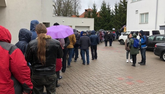 В Естонії українці утворили чергу на виборчій дільниці