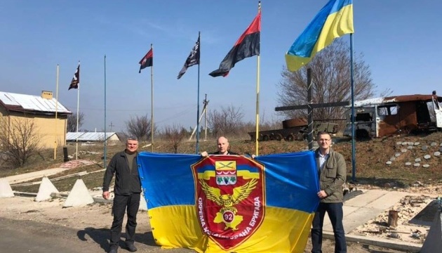 В Авдіївці на Меморіалі захисникам міста встановили прапор 92-ї бригади