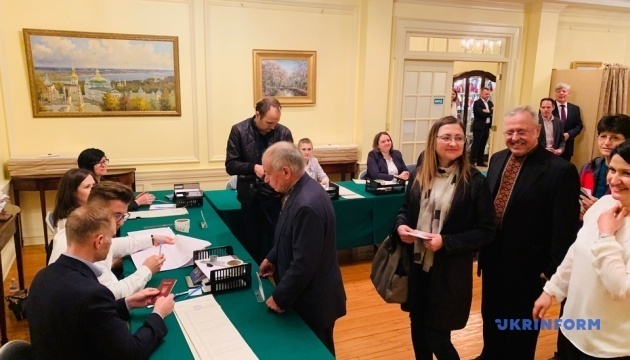 Voting in Ukraine’s presidential elections kicks off in United States. Photos