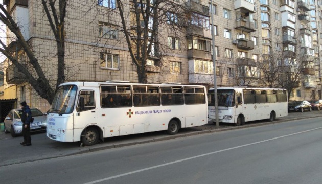 Біля ЦВК — автобуси з Нацгвардією