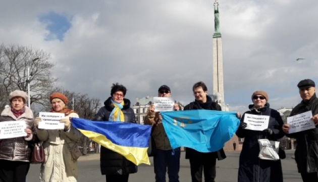 У Ризі провели флешмоб на підтримку кримських татар