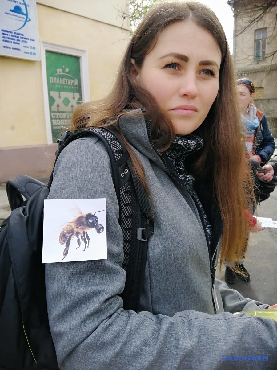 В Херсоне прошли по улице Суворова в защиту пчел: Бджола высказала претензии дачникам 