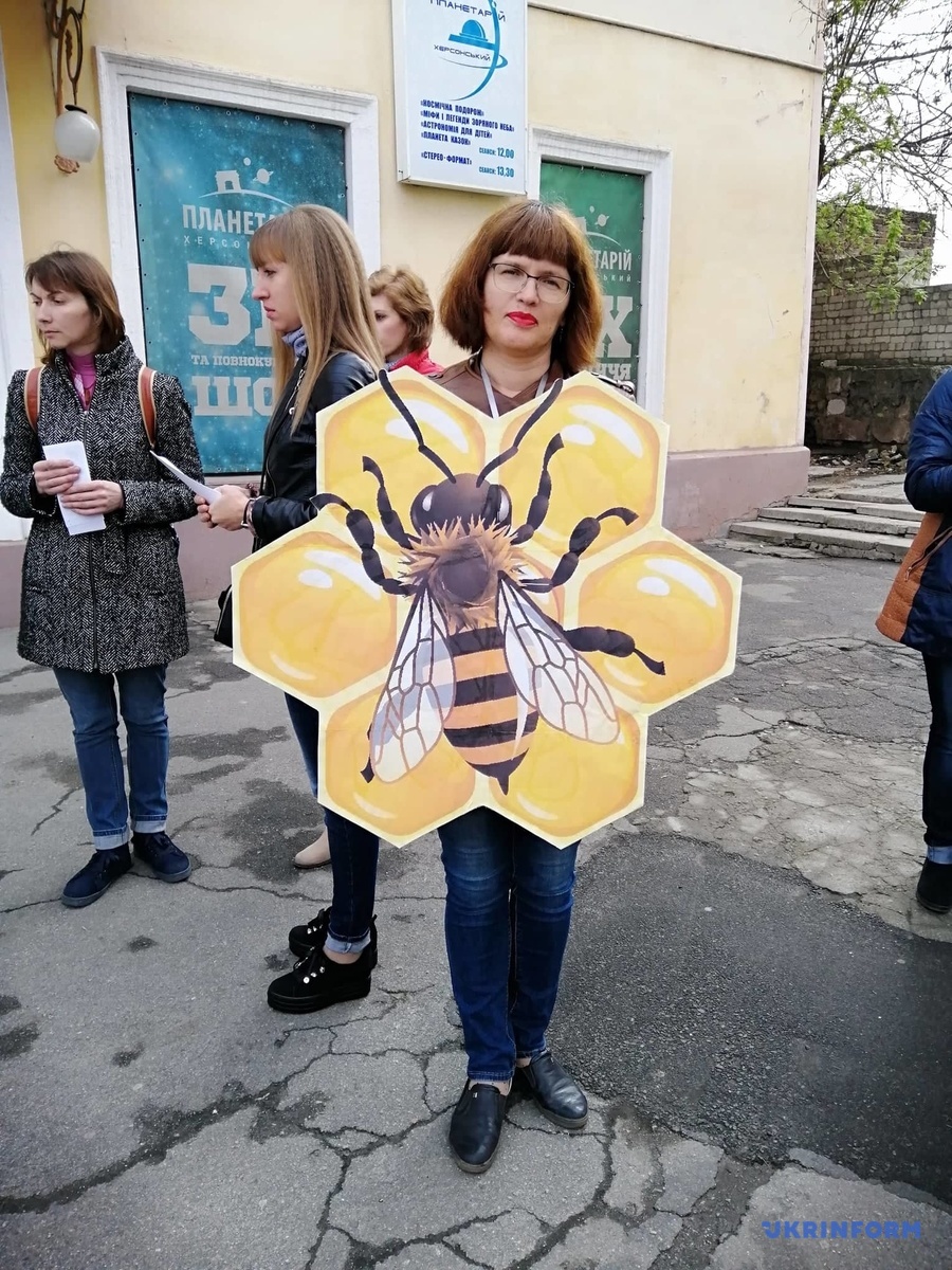 В Херсоне прошли по улице Суворова в защиту пчел: Бджола высказала претензии дачникам 