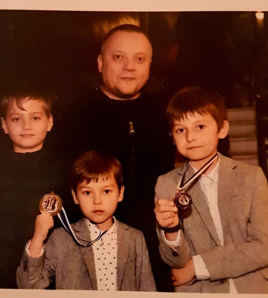 Андрій Ференц і брати Фарима (на передньому плані)