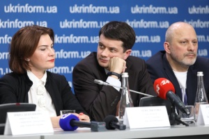 Пока Зеленский молчит, его команда «светит» его программу