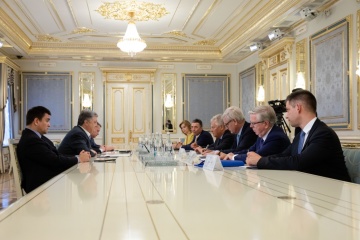 Правління YES запросило Порошенка на вересневу конференцію