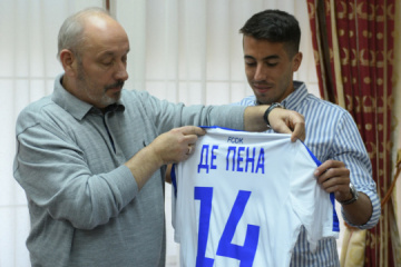 El Dynamo Kyiv ficha al futbolista uruguayo Carlos de Pena (Vídeo)