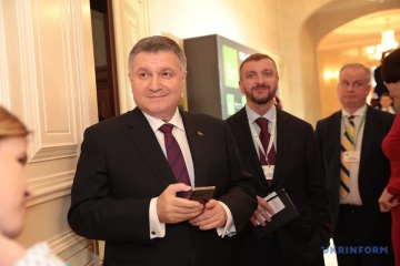Аваков розповів подробиці паризької істерики Суркова