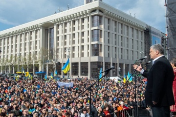 Порошенко прийшов на Майдан, де відбувається акція “Захисти Україну”