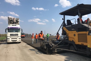 Гройсман заявив про поступовий відхід від ямкових ремонтів доріг