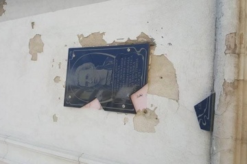 У Криму невідомі розбили пам'ятну дошку Лесі Українки