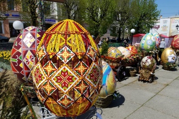 У центрі Чернівців встановили велетенські писанки