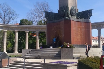 В Вене облили краской памятник советским воинам