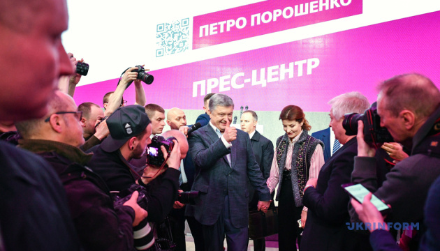Українці у першому турі виборів зламали російський сценарій - Порошенко