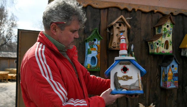 Un résident de Zaporijjya crée des nichoirs et des restaurants uniques pour les oiseaux