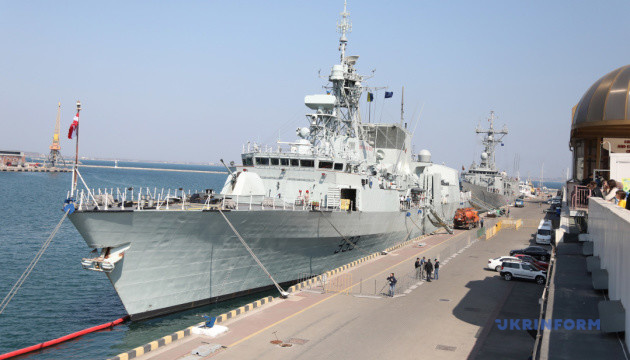 黒海にＮＡＴＯ加盟国のフリゲート６隻　専門家が異例の多さと指摘