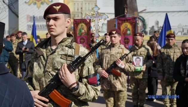 Les habitants de Tchernivtsi disent adieu à un militaire tué dans le Donbass