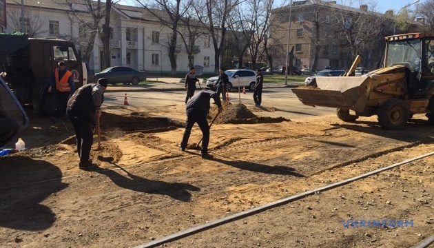 Потужний вибух в Одесі - пошкоджені авто, паралізований рух трамваїв