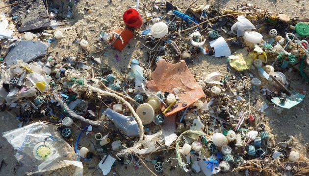 В океани щорічно потрапляє близько восьми мільйонів тонн пластику