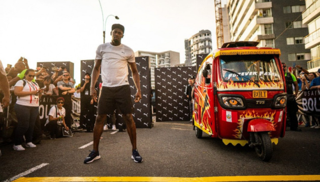 Усейн Болт позмагався у швидкості з мототаксі