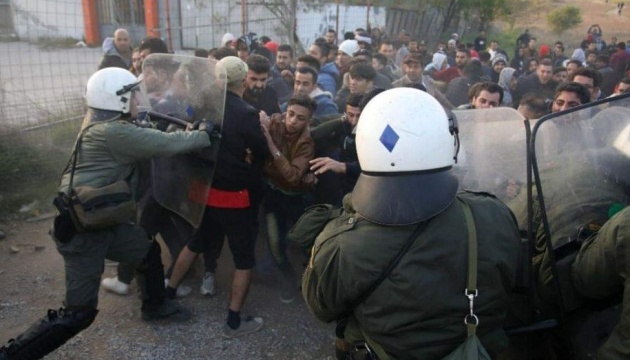 У Греції сталися сутички між поліцією і мігрантами через фейк про відкритий кордон