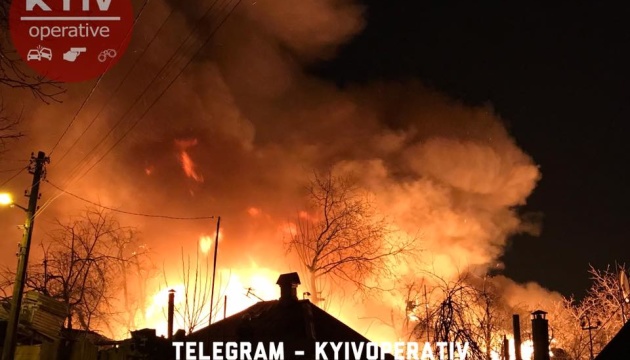 Моторошна пожежа в Києві нищить приватні будинки