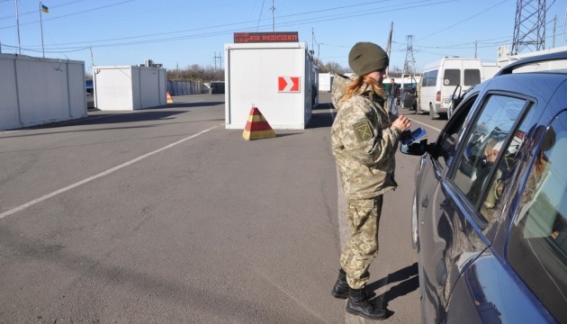 На Донбасі у пунктах пропуску в чергах очікують 190 авто