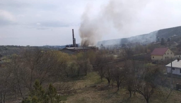 На Буковині горить цукровий завод, чути вибухи