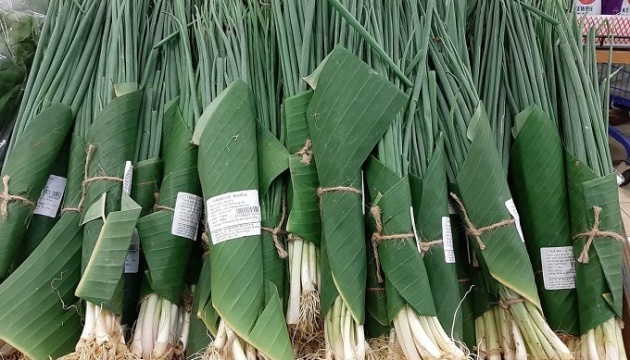 Бананове листя замість пластика: у в'єтнамських супермаркетах пропонують 