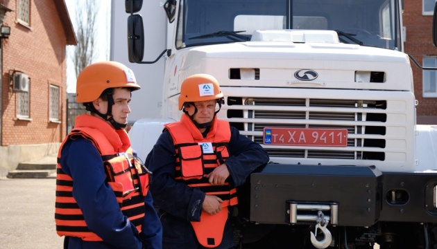 日本政府、ウクライナ東部の「ドンバス水道公社」に改修用特殊車両と防弾チョッキを供与