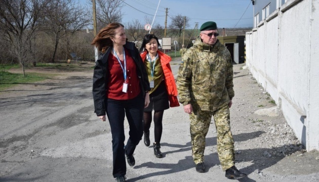 UNHCR Deputy Representative visits Hnutove checkpoint in Donbas. Photos