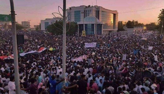 Військовий переворот у Судані: протестувальники ігнорують комендантську годину