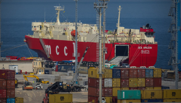 В Одесі розвантажують автівки Hummer для ЗСУ