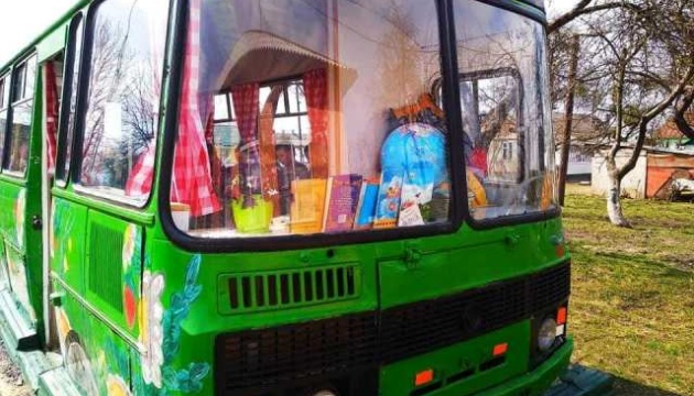На Рівненщині старий автобус перетворили на шкільний клас