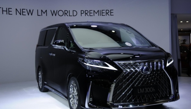 Lexus представив свій перший мінівен