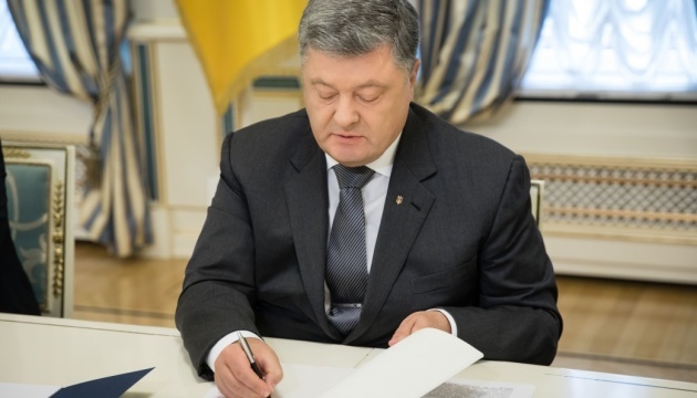 President Poroshenko awards 41 Ukrainian servicepersons