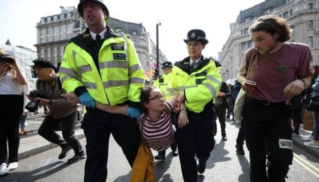 У Лондоні вже затримали понад півтисячі “кліматичних” активістів