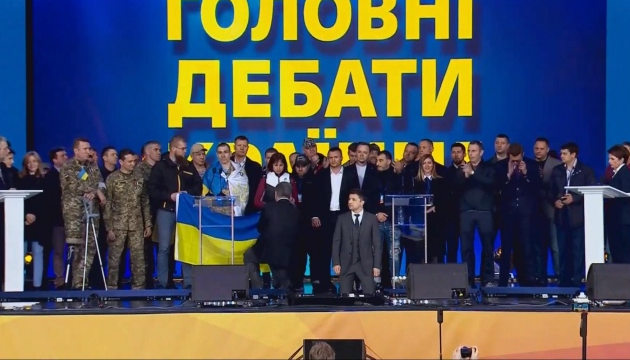 Zelensky, Poroshenko get on their knees during presidential debate