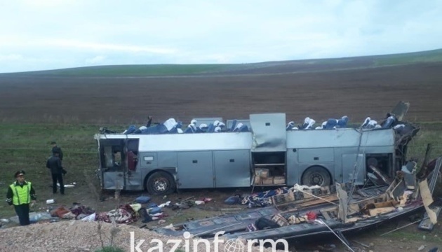 У результаті ДТП у Казахстані перекинувся автобус, загинули 11 людей