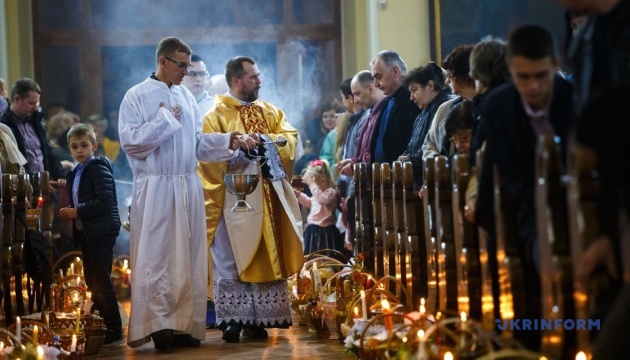 Християни західного обряду святкують Великдень, а східного - Вербну неділю