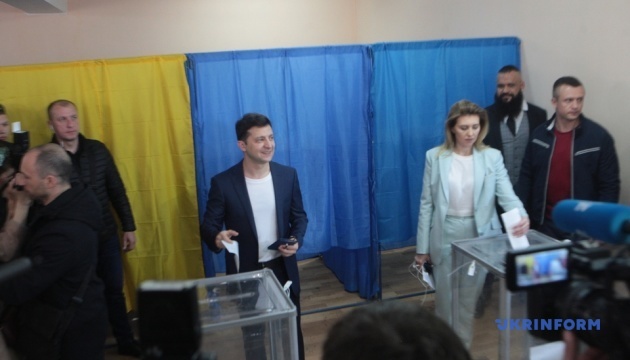 Zelensky ha votado junto con su esposa en Kyiv (Vídeo)