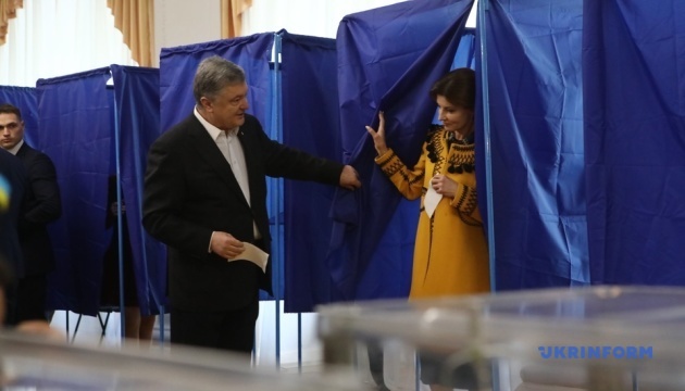 Poroshenko ha votado junto con la familia (Vídeo) 