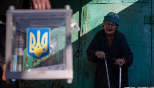 Як голосують у прифронтовому Новотроїцькому - уперше із 2010 року