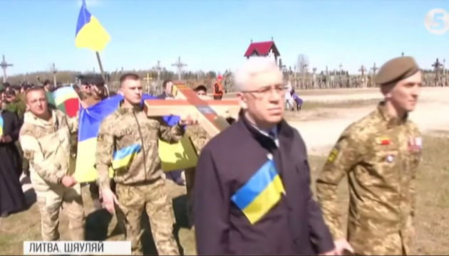 У Литві встановили 20-й пам'ятний хрест загиблим українським воїнам У Литві встановили 20-й пам'ятний хрест загиблим українським воїнам