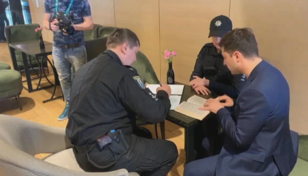 Police hand over administrative protocol to Zelensky for showing his ballot