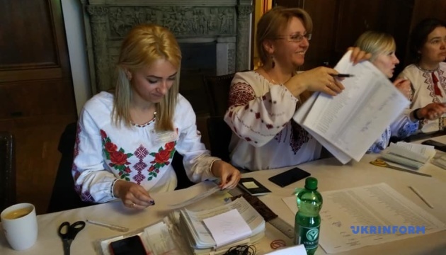 Українці Австрії активно голосують в другому турі президентських виборів
